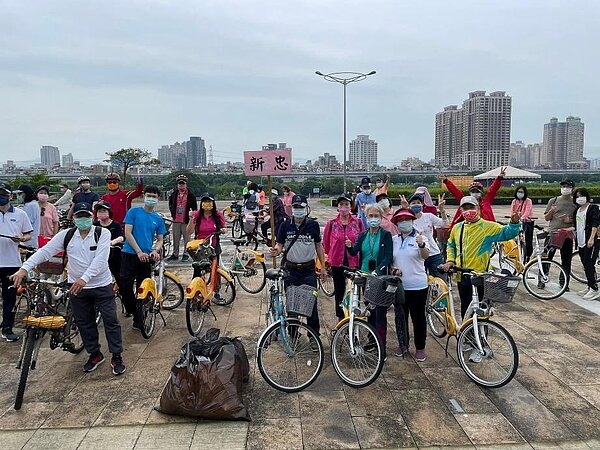 新忠里與周邊鄰里串聯，一同健康騎行、聯絡感情。圖／截自新忠里社區治安及守望相助隊粉絲團