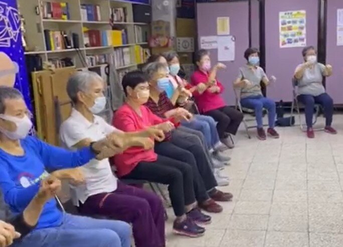 視知核心鐵金鋼課程，訓練長者反應力，延緩腦部退化、失智。圖／截自新忠里社區治安及守望相助隊粉絲團