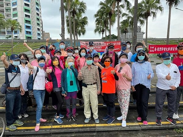 里長與里民同樂，揮灑汗水、享受徐徐微風。圖／截自新忠里社區治安及守望相助隊粉絲團