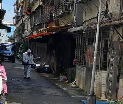 台北市南港區舊莊里進行消毒作業。圖／取自「張瑞芳」臉書