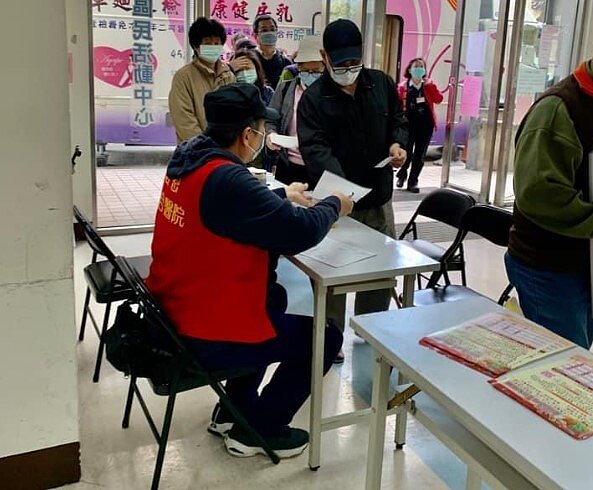 台北市南港區舊莊里流感接踵和健康檢查。圖／取自「張瑞芳」臉書