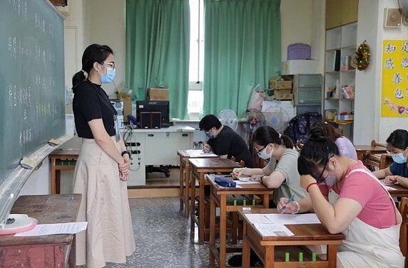 南投縣政府昨、今2天辦理111年「公立幼兒園契約進用教保員甄選」,預計20日放榜。圖/南投縣政府提供