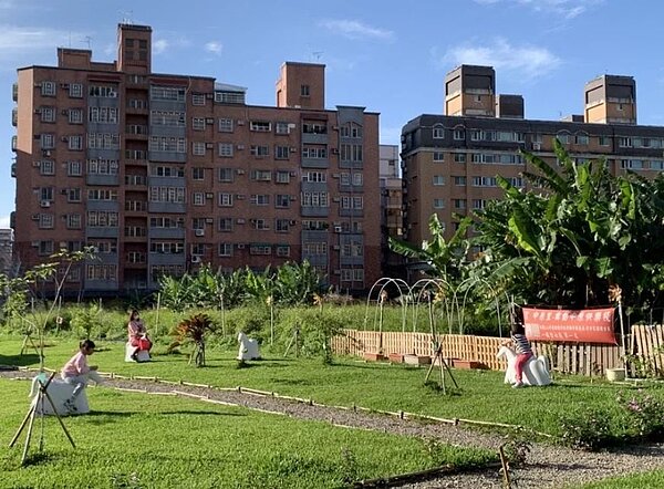 桃園市中原里的公二預定地因徵收、產權等問題未能全面開發,但近幾年逐步以拼圖方式開拓綠地,雖然經費有限,但多虧社區環保志工無私奉獻,民眾期盼得以實現。圖/王秀璞提供