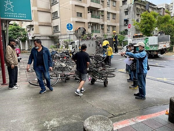 守望相助隊志工協助清除廢棄腳踏車，清空消防通道以維護社區安全。圖／截自新忠里社區治安及守望相助隊粉絲團