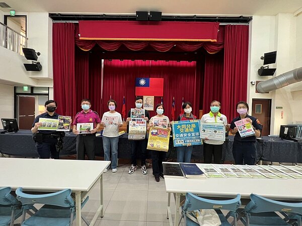 社區守望相助隊評核,宣導高齡長者行人安全。圖/北市府提供