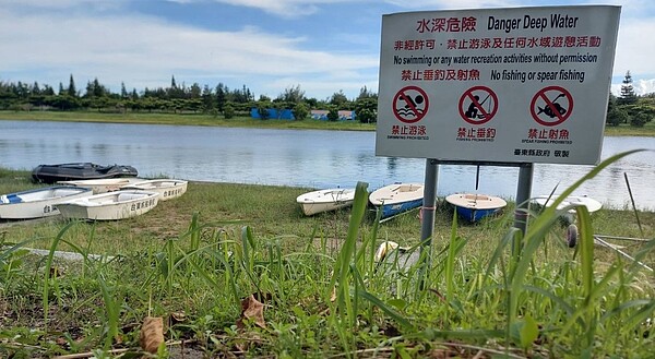 炎炎夏日來到,許多民眾及外地遊客喜歡到台東活水湖從事水域活動,活水湖環境雖然優美,但水域特殊,藏有潛在的危險性。圖/台東縣府提供