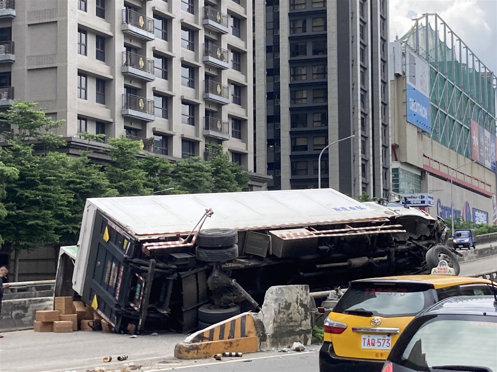 新北市新店區中興路二段,今天發生大貨車自撞意外,幸駕駛無傷。記者翁至成/攝影