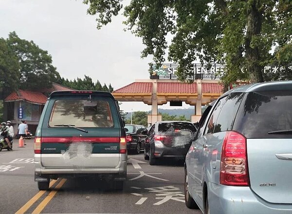 桃園石門水庫熱氣球嘉年華火熱，入園周邊大塞車。圖／記者曾增勳翻攝