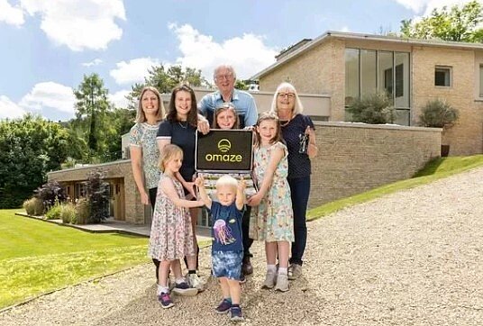 蘇珊奶奶一家得知自己獲得百萬英鎊豪宅都為這項驚喜開心不已。圖/翻攝自YOUTUBE