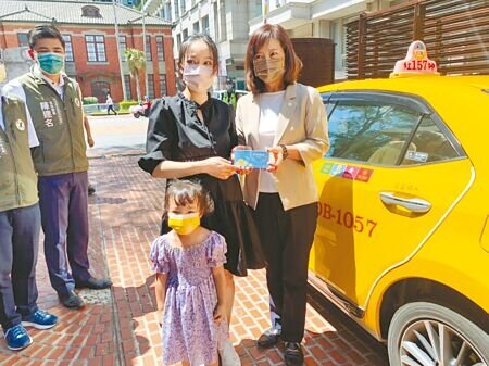 新竹市政府27日起將開辦「好孕專車服務」,提供產檢交通費補助6000元,副市長沈慧虹(右)20日送出第1份好孕專車乘車券。(陳育賢攝)