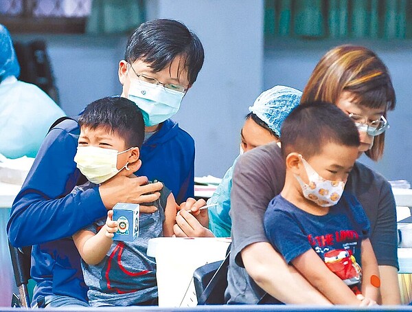 北市開設4處兒童疫苗接種站,提供5至11歲兒童BNT第1劑、6至11歲莫德納第1、2劑接種。圖為家長帶著孩童前往接種。(羅永銘攝)