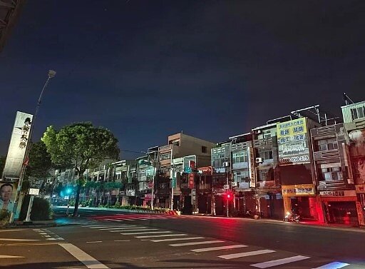 許多居民在臉書社團回報停電。圖為元智大學前路燈不亮。圖/取自內壢大小事