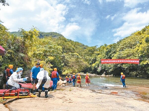 為避免虎豹潭意外重演，北市消防局舉辦雙溪防溺救生演練。圖／北市府提供