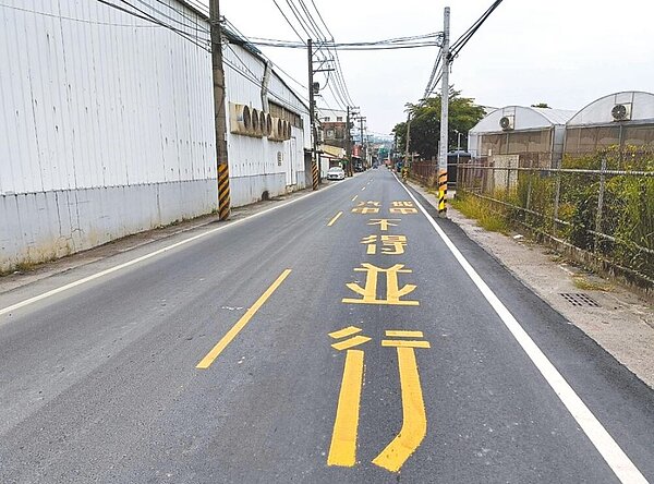 高雄市仁武區仁林路一帶工廠多，路又小，汽機車爭道事故多，交通局於路面畫上「汽車、機車不得並行」標字警示用路人注意。w圖／高雄市府交通局提供／洪靖宜高雄傳真