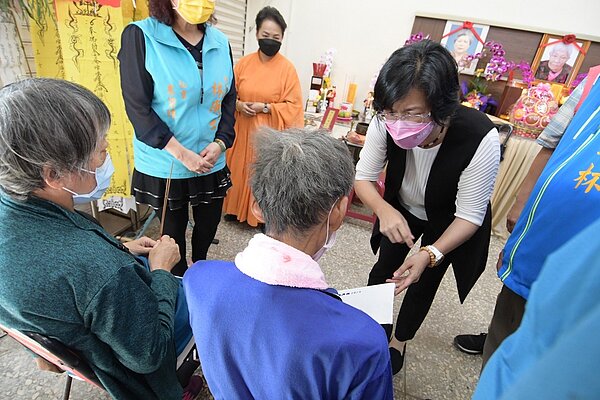 彰化葉姓三兄弟因窮病斷炊，老大在20日逝世，彰化縣長王惠美前往慰問。圖/彰化縣府提供