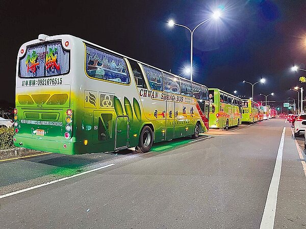 今年4月1日高雄東南水泥拆除工程事故，衝擊12萬名旅客的權益，台南市政府調度轄內遊覽車及客運公司9輛大巴專車協助接駁。（交通局提供／洪榮志台南傳真）