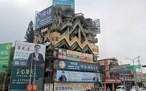 被稱做「怪怪屋」的桃園龍潭「葉山樓」，坐落五條大馬路的交叉口，是當地頗負盛名的地標。圖／翻攝自Google Maps
