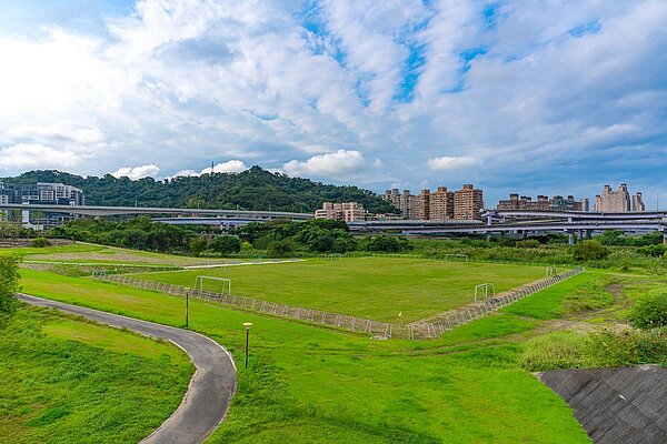 新店溪陽光橋旁11人制足球場。圖/新北市政府提供