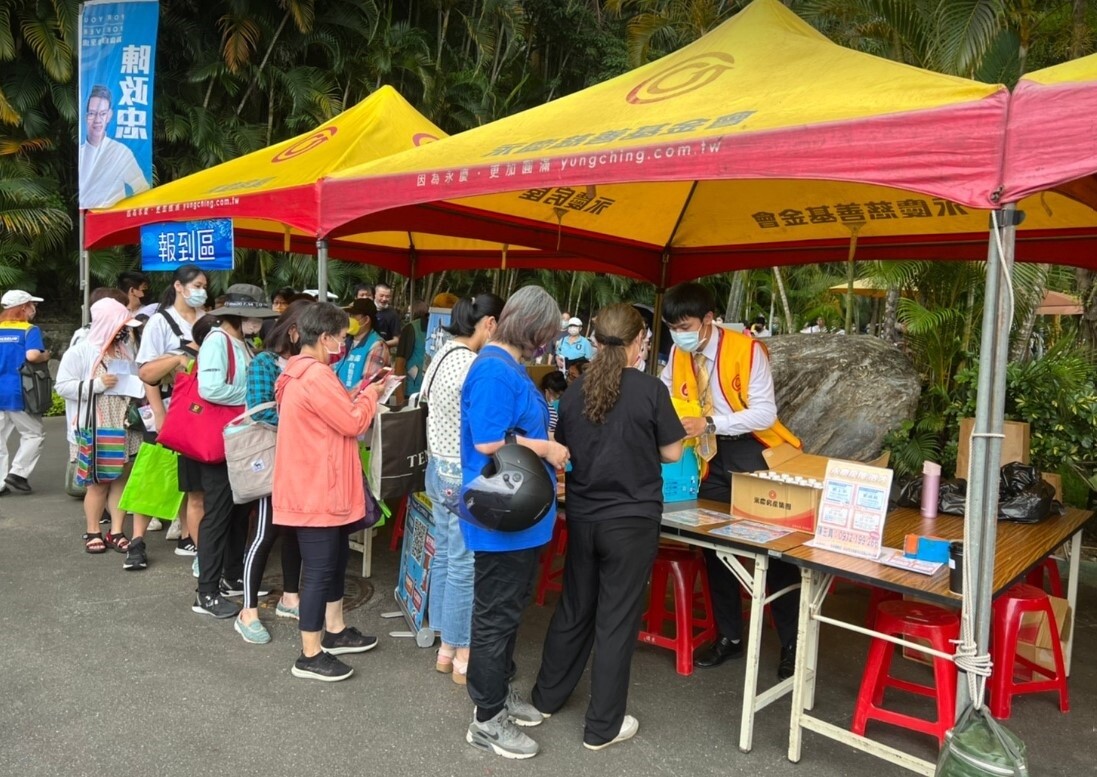 身為熟知在地大小事的永慶房屋，也長期支持地方公益活動，贊助過多場公益園遊會所需的帳篷，由陳安文教基金會及台北市波麗士獅子會共同舉辦的「士林北投愛心公益活動」。圖／永慶房產集團提供