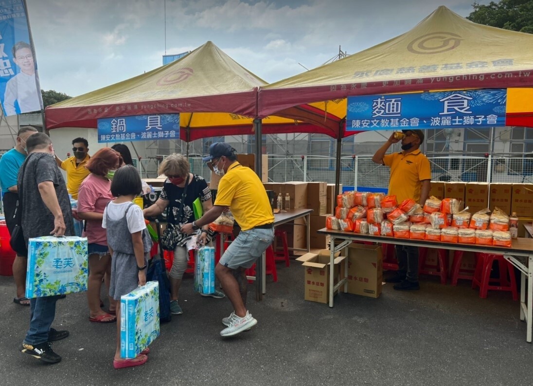 身為熟知在地大小事的永慶房屋，也長期支持地方公益活動，贊助過多場公益園遊會所需的帳篷，由陳安文教基金會及台北市波麗士獅子會共同舉辦的「士林北投愛心公益活動」。圖／永慶房產集團提供