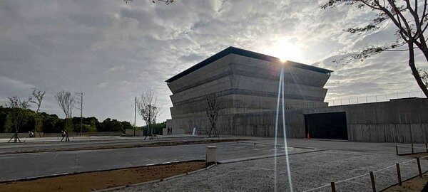 大坪頂納骨塔「永恆之丘」從近萬件作品中突圍獲獎德國紅點設計獎。圖/新竹市政府提供