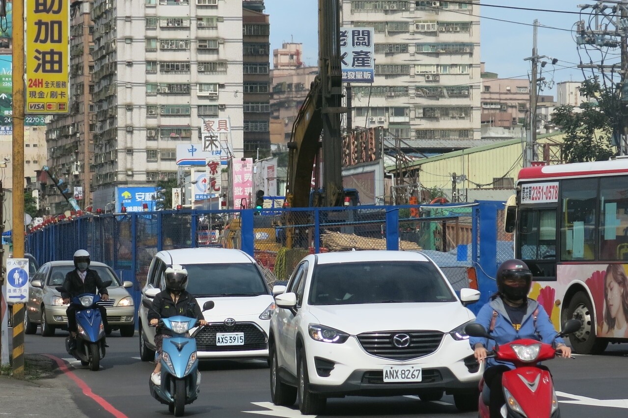 樹林萬大線一期在金城路三段上施工，導致車道大幅縮減，附近還有公車總站，有時動線混亂。記者李成蔭／攝影 