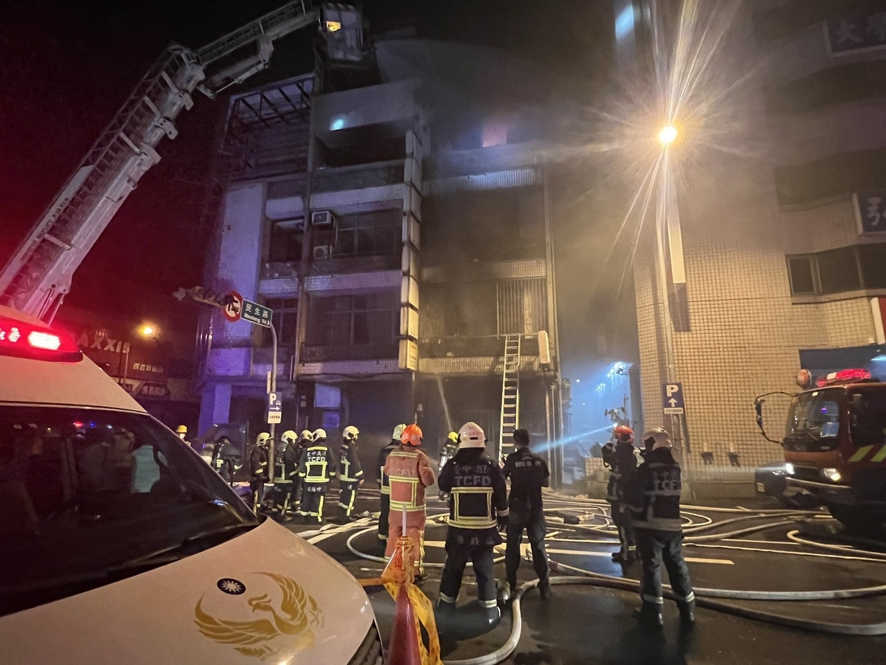台中市南區復興路一棟民宅在今晚上發生火警，有2名住戶墜落受傷，還有2名受困者救出時已無呼吸心跳。記者陳宏睿／攝影 