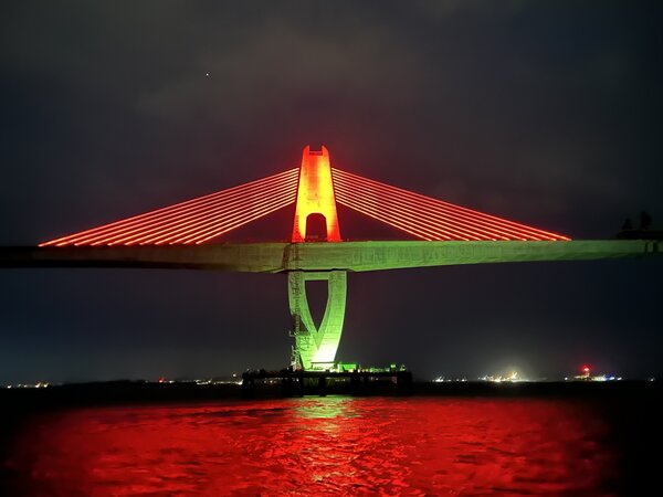 金門大橋將完工，施工單位21日晚試燈，不少人欣賞美麗燈光秀。圖／張震宇提供
