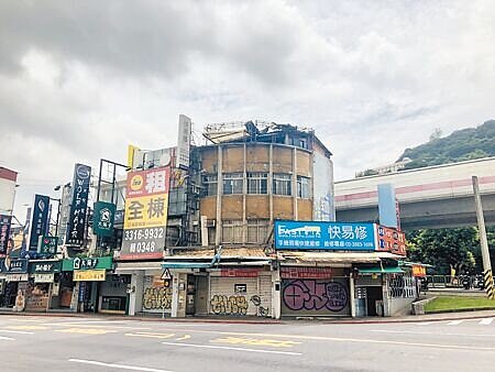 疫情漸漸降溫,台北市士林商圈人潮仍不見起色,許多店家都掛上出租看板。(張芷瑜攝)