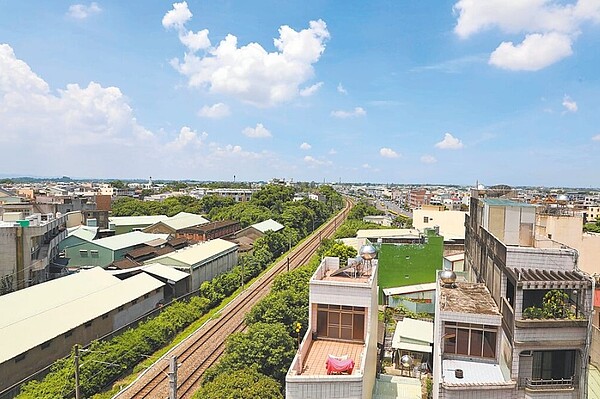 嘉義縣水上鐵路段因無法高架化,改以「水上大車站大平台計畫」替代,以解決沿線鐵路平交道交通阻塞問題,但至今相關規畫仍未定案。圖/嘉義縣政府提供/呂妍庭嘉義傳真