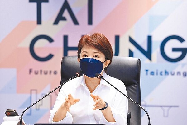 台中市長盧秀燕昨天上午主持市政會議時指出,台中市努力打造出中台灣第一條捷運,但路線只有一條、註定賠錢,卻是所有城市中賠最少的。圖/中市府提供/謝瓊雲台中傳真