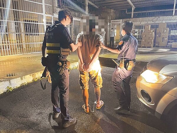 宜蘭縣張姓男子（中）本月初在前妻工作處所、住處盯梢，又傳訊給前妻「你會死的很慘」等語，警方獲報後將張男送辦。（翻攝照片／李忠一宜蘭傳真）