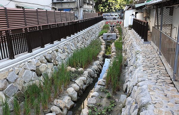隱身在信義區象山步道入口旁的「東大排」,經改善上游汙水源並經整頓後,成為當地IG打卡休憩景點。圖/北市衛工處提供