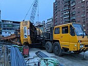 新北傳工安意外！工地吊車吊臂折斷壓死工人　還造成板橋大停電