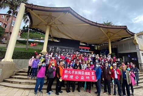 里長邀請長者一同走出社區，到訪野柳地質公園。圖／截自黃閎源信義里大小事粉專