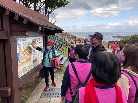 導覽員為里民講解講解北海岸風蝕地形，增進台灣風土知識。圖／截自黃閎源信義里大小事粉專