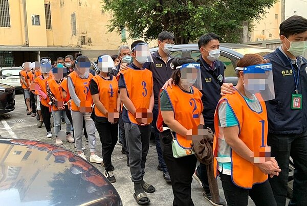 移民署署南區事務大隊21日在高雄市岡山、小港、林園,查獲非法移工。記者林保光/翻攝