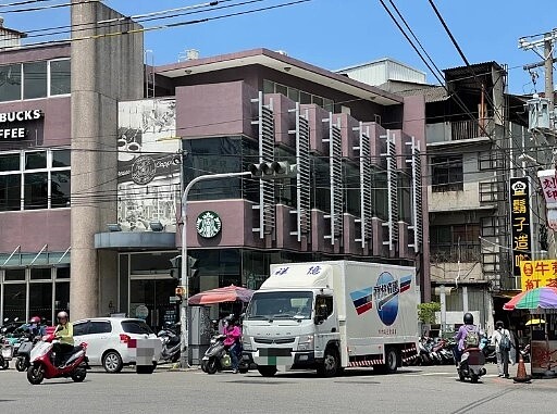 台中海線地區今早10時許驚傳停電，多處路口號誌皆未有燈號，導致交通短暫混亂。記者劉柏均／攝影