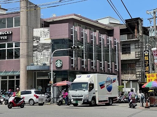 台中海線地區今早10時許驚傳停電，多處路口號誌皆未有燈號，導致交通短暫混亂。記者劉柏均／攝影