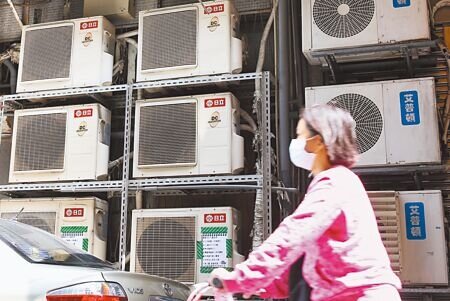 越接近夏天,天氣越炎熱,全台用電量屢創新高,22日尖峰用電量飆上3926萬瓩,改寫去年7月的3884萬瓩紀錄。(本報資料照片)