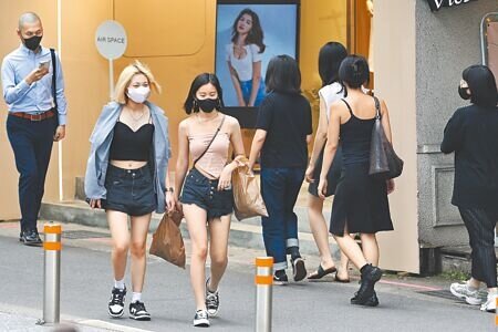 全台22日新增5萬2213例本土個案、171例死亡，確診人數逐漸下降，各大商圈人潮也漸漸恢復元氣，防疫疲乏的民眾期望恢復正常生活。（杜宜諳攝）