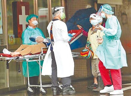 
台北市醫護人員抱怨，二次確診沒有中央指引，結果還要照顧病人，甚至得到不需隔離的回應，必須請病假扣薪才能去看醫生。（本報資料照片）
