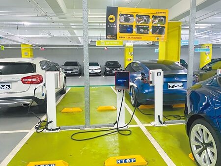 鑑於電動車是未來趨勢，但新竹市公有停車場的充電停車格明顯過少，市議員要求市府要拉高比例，新建停車場更要預留充電管線。（陳育賢攝）