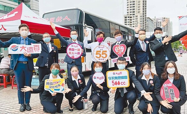 高雄大遠百110年舉辦捐血活動,募得超過220萬CC熱血,55周年再接再厲月月舉辦,獲得民眾和專櫃同仁的支持。圖/業者提供