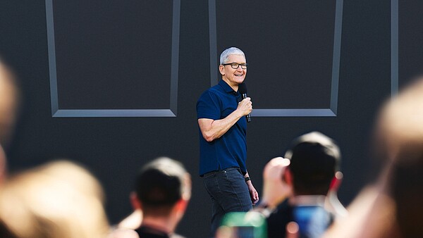 蘋果公司（Apple）執行長庫克（Tim Cook）暗示蘋果正在打造頭戴裝置。圖／取自蘋果公司官網