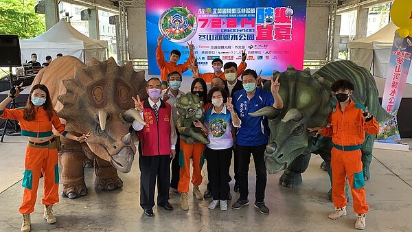 童玩節今年首度推出親子探索劇場《藝想保衛隊-恐龍重生》,劇中的三角龍家族昨天搶先亮相,模樣栩栩如生,令人驚豔。記者林佳彣/攝影