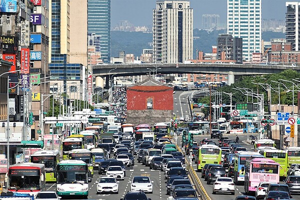 台北市忠孝西路禁行機車逾40年，議員批歧視機車族，北市交通局表示將研擬開放通行。聯合報系資料照