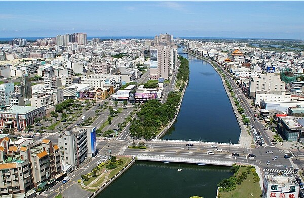 跨越台南運河的臨安橋是市區要道，即將拆除改建，議員憂心衝擊安平區等周邊交通。圖／台南市政府工務局提供