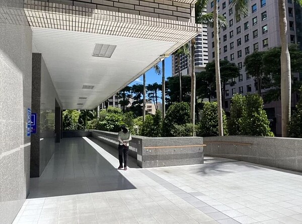 高雄連日高溫炎熱,天氣萬里無雲相當炙熱。圖/記者林巧璉攝影