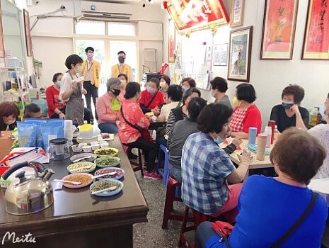 里民專心聆聽，講者正在講解花草茶材料。圖／截自黃閎源信義里大小事粉專